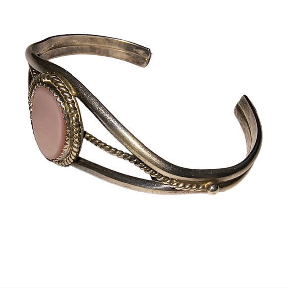 Vintage Signed Native American Pink Shell and Sterling Silver Cuff Brace… - Picture 2 of 9